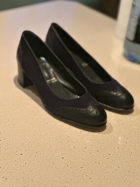 Gravati Women’s sz 9 Two-Tone Black and Navy Block Heel Pumps